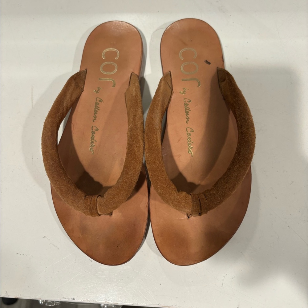 Colleen Cordero beige leather flip flops